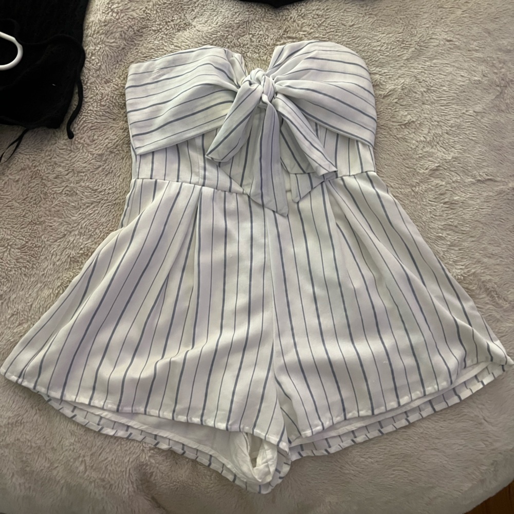 Strapless striped romper 🤍